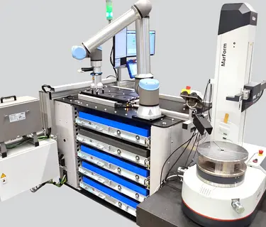 Für ein bayerisches Unternehmen aus der Branche Mess-, Steuerungs- und Antriebstechnik hat Mahr Engineered Solutions (MES) ein bereits vorhandenes MarForm MMQ 400 Formmessgerät nachträglich automatisiert.