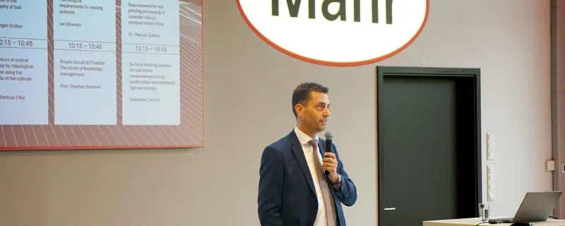 Mahr-CEO Manuel Hüsken eröffnete den internationalen High Perfomance Surface Summit am 7. Oktober 2025 in Göttingen. 
