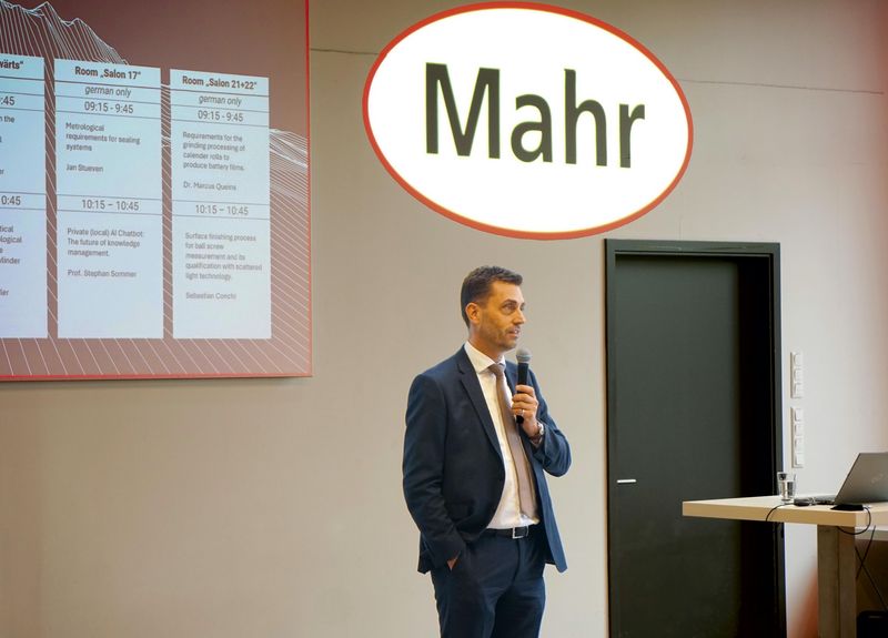 Mahr CEO Manuel Hüsken opened the international High Performance Surface Summit on October 7, 2025, in Göttingen. 