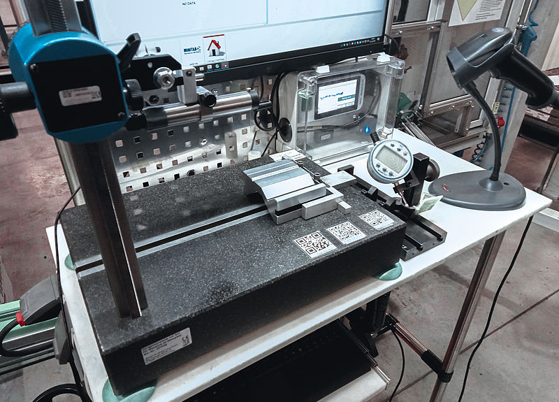 Measurement setup with the enclosed MarSurf M 319