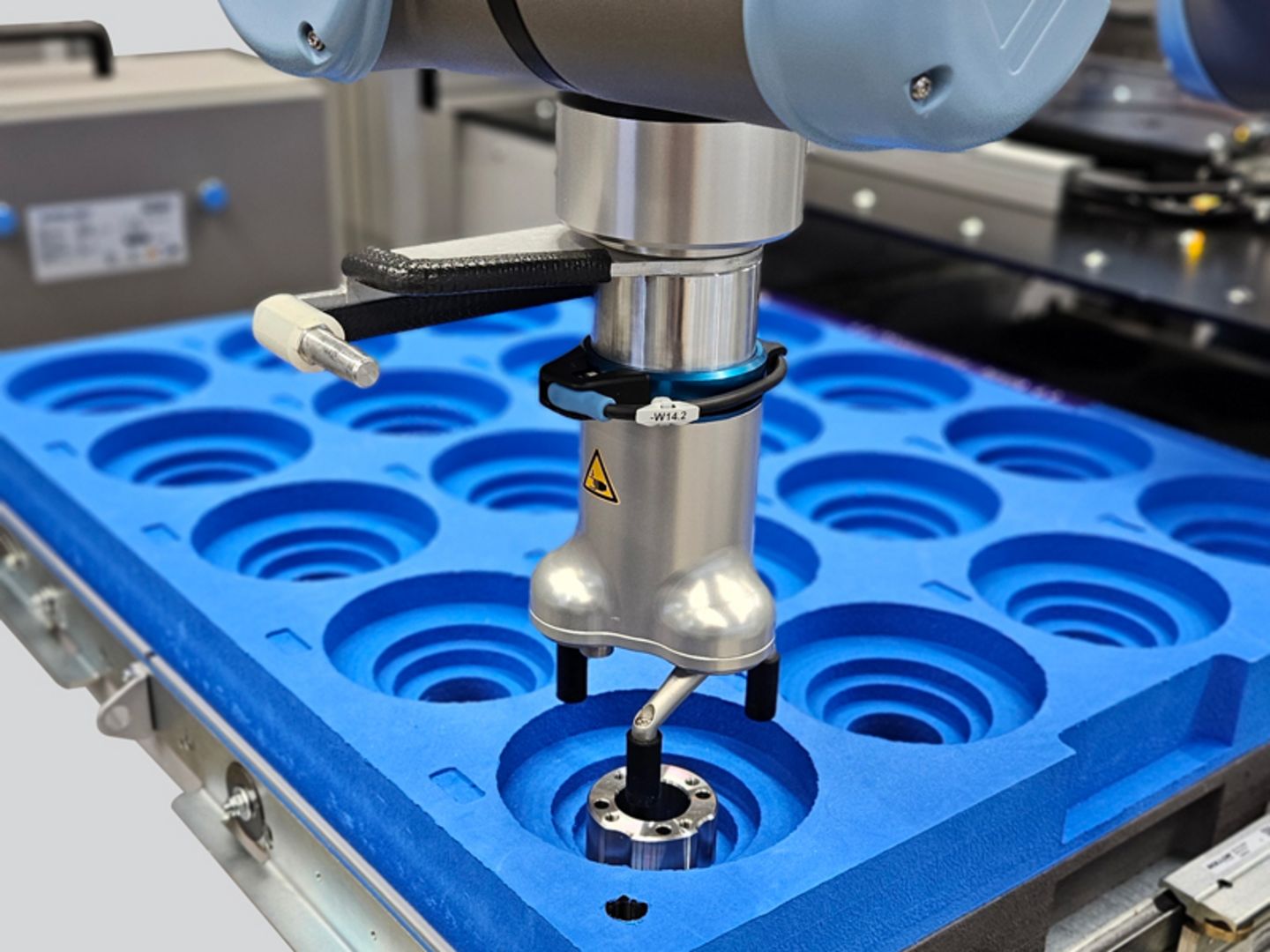 In den Schubladen des MahrFeeders befinden sich blaue Schaumstoffeinsätze, die speziell auf die Werkstücke des Kunden zugeschnitten sind.