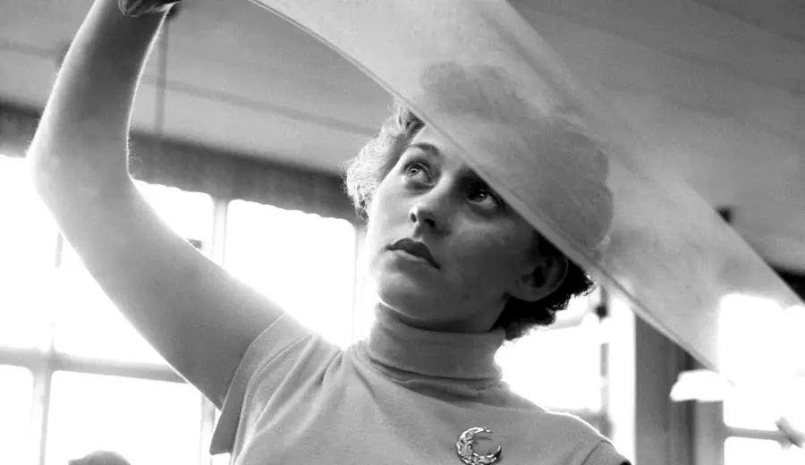 Bild einer Fabrikarbeiterin die Nylonstrümpfe begutachtet