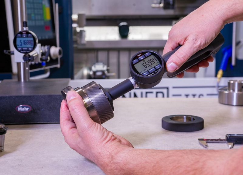 Mit dem Micromar 844 EWR(i) ergänzt Mahr sein breites und tiefes Portfolio der Handmesstechnik um ein digitales 3-Punkt-Innenmessgerät. Mit dem Micromar 844 EWR(i) ergänzt Mahr sein breites und tiefes Portfolio der Handmesstechnik um ein digitales 3-Punkt-Innenmessgerät.