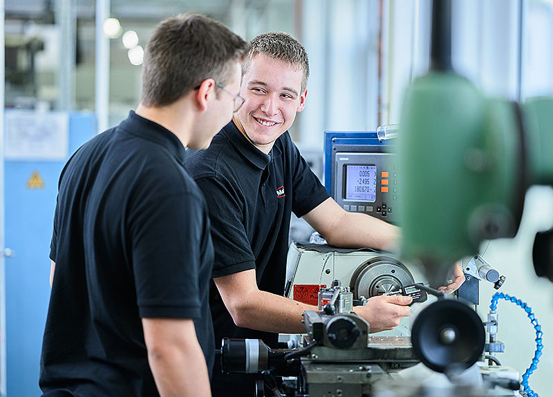 Apprentis dans l'atelier de formation Mahr