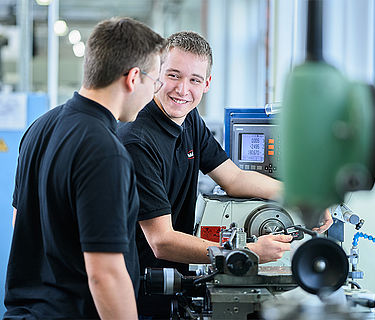 Apprentis dans l'atelier de formation Mahr