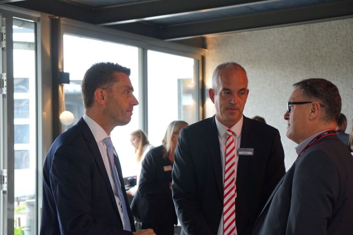 Mahr CEO Manuel Hüsken and Kai Meine, Global Head of Sales Optical Technologies & Managing Director of OptoSurf GmbH, in conversation with a user.