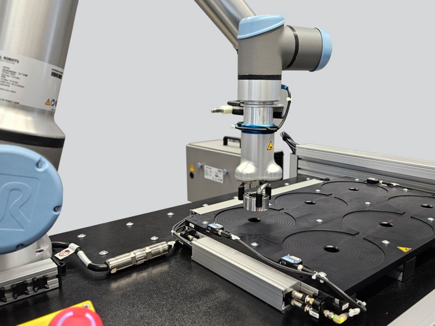 Der Roboter bedient sich selbsttätig aus dem MahrFeeder, einem Werkstückspeicher mit Schubladen.