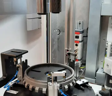 Eine Messmaschine zur Zweiflankenwälzprüfung hat Mahr MWF aus Großostheim für die individuellen Anforderungen eines Kunden entwickelt und gebaut. Diese prüft das Formmerkmal Rundlaufabweichung Fr an der inneren Verzahnung von Zahnrädern.