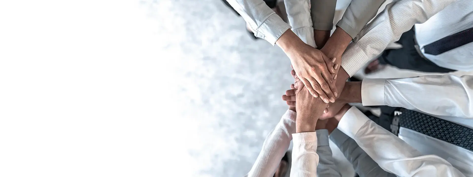 Eine Gruppe von Menschen halten ihre Hände aufeinander