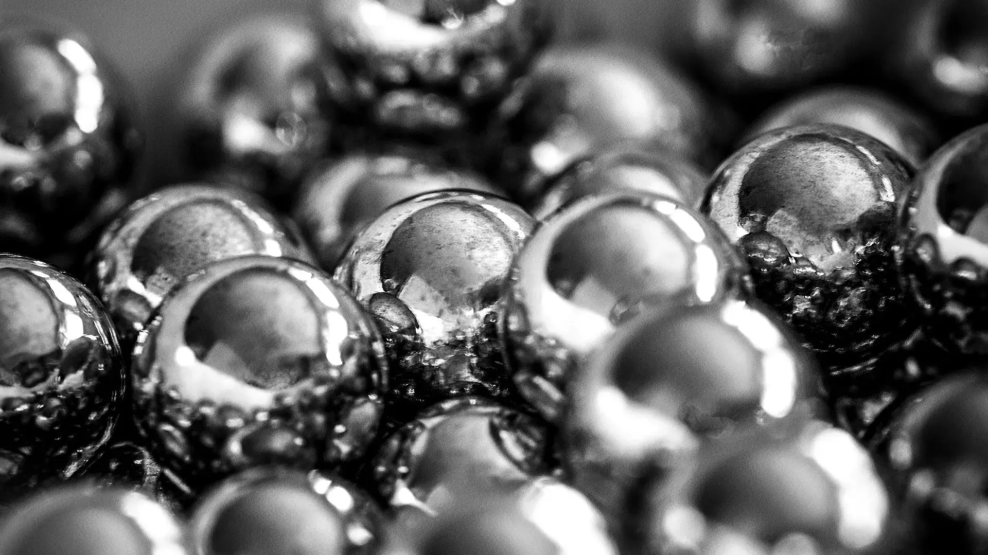 Glänzende metallische Kugeln