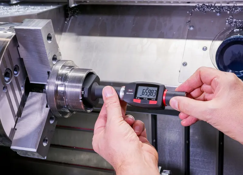 Le micromètre d'intérieur numérique à trois points Micromar 44 EWR(i) convainc par ses nouvelles caractéristiques d'équipement pour encore plus de sensibilité et de clarté lors de la mesure des diamètres intérieurs.