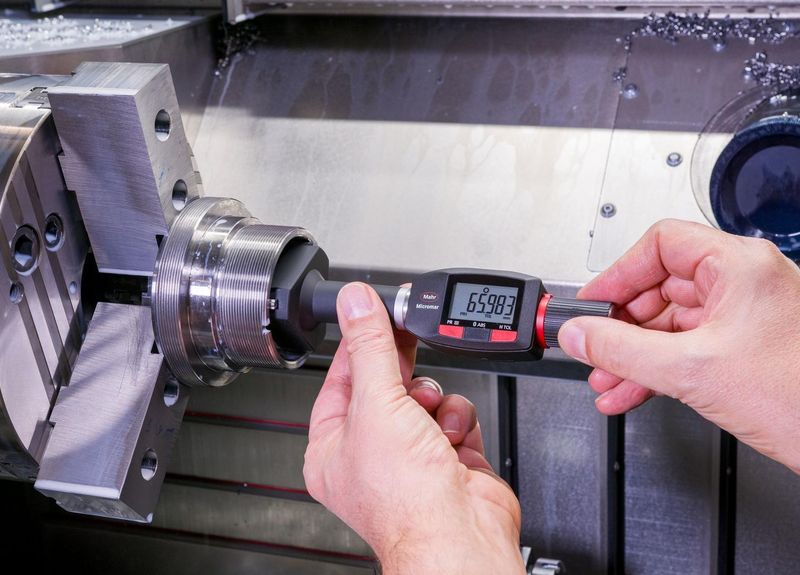 Die digitale Drei-Punkt-Innenmessschraube Micromar 44 EWR(i) überzeugt mit neuen Ausstattungsmerkmalen für noch mehr Feingefühl und Übersicht beim Messen von Innendurchmessern.