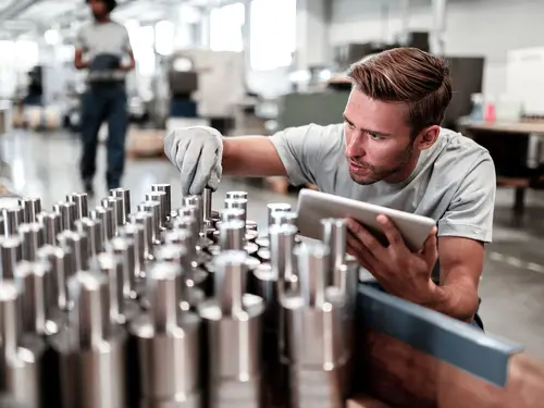 Ein Arbeiter überprüft Metallteile